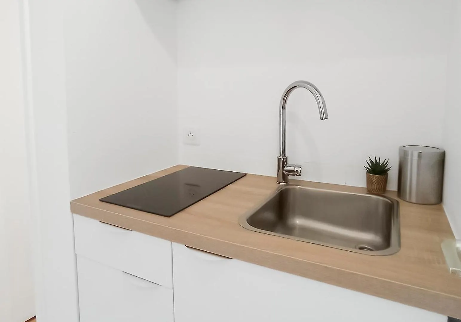 Studio Neuf A 100M De La Plage 孔卡尔诺 0*,